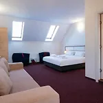 Long Street 3*