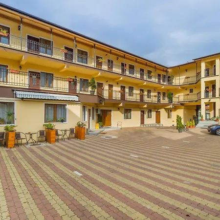 Long Street 3*
